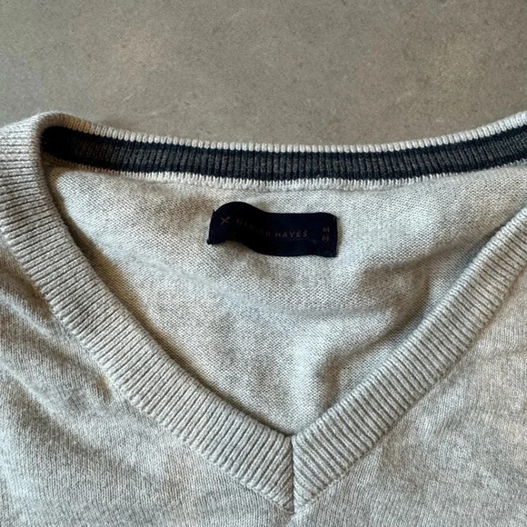 Denver Hayes Light Grey Cotton V-Neck Sweater - Picture 2 of 4